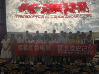 驴友无防护擅闯未完工悬崖栈道，脚下是万丈深渊：地面还是镂空的