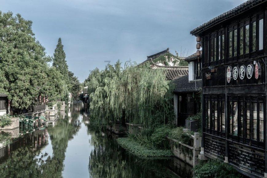 陈乔恩与丈夫艾伦在马尔代夫展现苗条身材,诠释活力潜水。