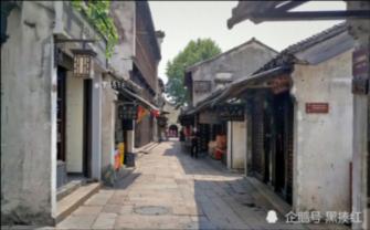 重庆的烂棚棚火锅店嫩个多,凭啥这家开着豪车排队2小时也要吃?